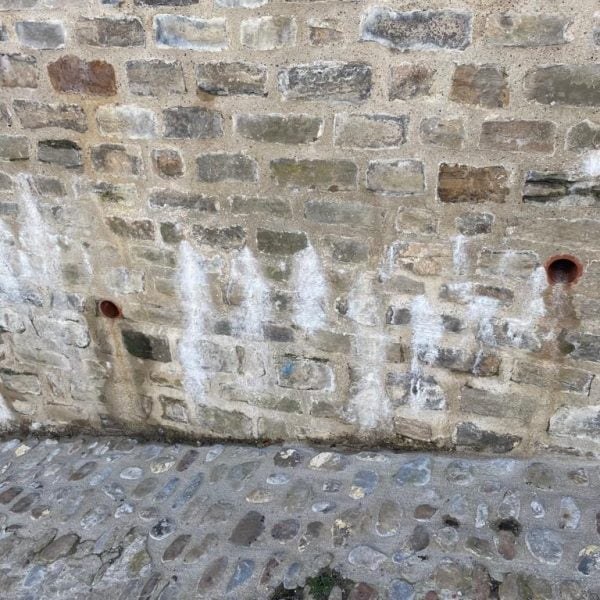 What is the problem with Hydraulic lime mortars